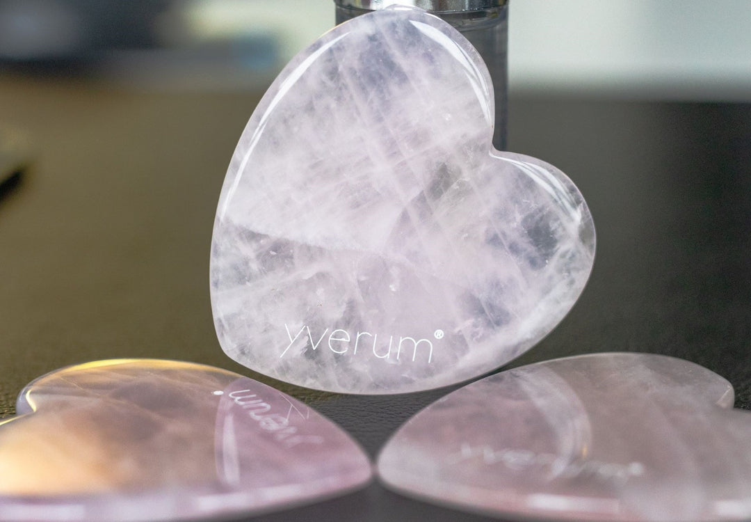 Der Yverum Gua Sha Stein ist aus echtem Rosenquarz und dient der Gesichtsmassage, zu Förderung von Durchblutung und rosigem Teint, Reduzierung von Falten durch Entspannung der Gesichtsmuskeln. 